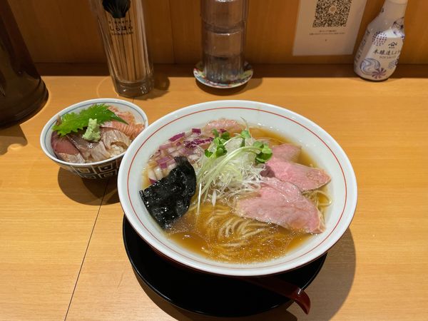 「貝出汁醤油ラーメン 海鮮丼セット¥1300」@貝 刺身専門店 しらはらの写真