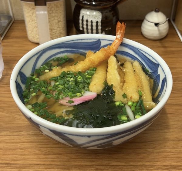 「ごぼう天うどん＋えび天ひとつ」@まるたけうどんの写真