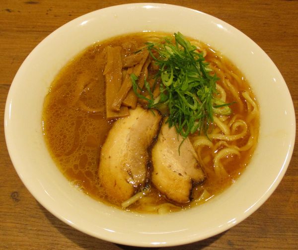 「らーめん（並盛）930円」@麺好獅子團の写真