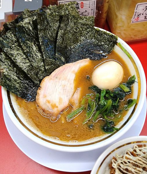 「ラーメン 750円＋燻製玉子 150円＋海苔 100円」@家系ラーメン王道家直伝 との丸家 船橋店の写真