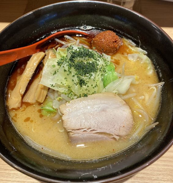 「【季節限定】焼きあご辛味噌らー麺　１１００円」@焼きあご塩らー麺 たかはし アトレ川崎店の写真