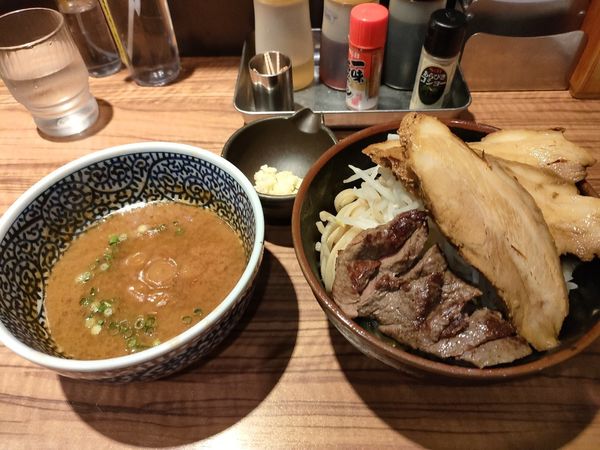 「つけ麺並＋ステーキ＋豚増し」@ラーメン燈郎の写真