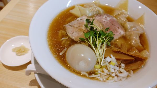 「ワンタン入り中華そば・麺大盛・味玉・生姜 ￥1,400」@麺匠 燈の写真