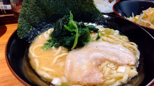 「#ラーメン #醤油 #並盛  #650 #もやキャベ #230円」@横浜家系ラーメン 茅ヶ崎家の写真