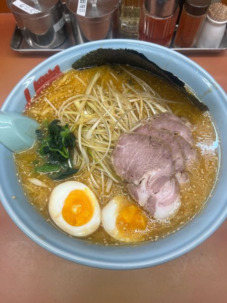 「特製味噌ネギチャーシュー麺大盛(1360円)+味玉(JAF会員)」@ラーメン 山岡家 高崎倉賀野店の写真