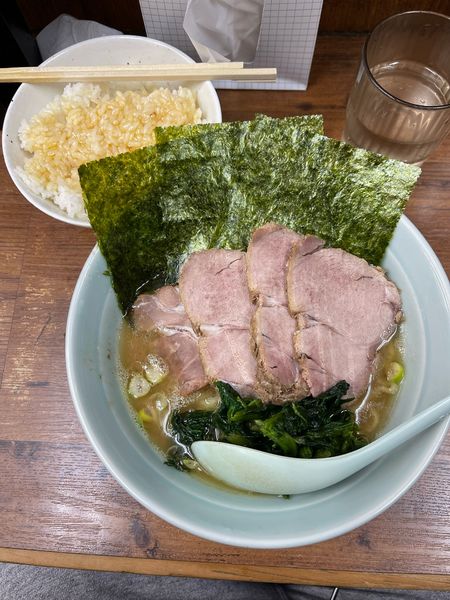 「チャーシューメン+生卵+サービスライス」@横浜ラーメン 武蔵家 国領店の写真