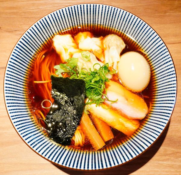 「黒旨にこにこワンタン麺＋味玉」@中華soba いそべの写真