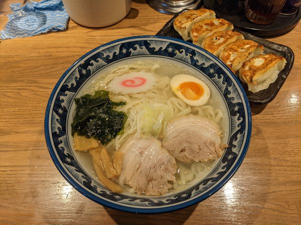 「塩らーめん＋餃子（木曜日半額）」@手打ちらーめん 麺之介の写真