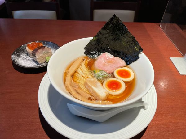 「津軽煮干し中華蕎麦（味玉入り）¥900、【限定】黒むつの棒寿司イ」@酒肴場 屯の写真