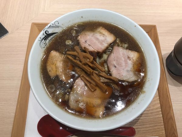 「煮干し醤油らーめん970円」@七彩飯店の写真