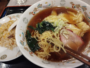「ランチワンタン麺と半チャーハン(870)」@満堂紅 鹿島田店の写真