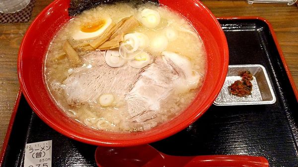 「背油豚骨ラーメン」@豚骨らーめん 一本道の写真