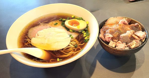 「醤油ラーメン+肩ロースのレアチャーシュー丼」@泡とろ齋藤の写真