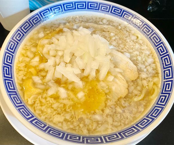 「背脂中華玉ねぎ🍜🥢🧅」@新潟発祥 なおじ 西新宿店の写真