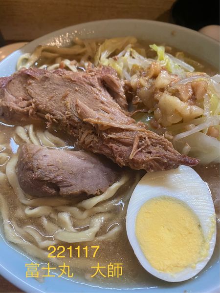 「ラーメン半分＋サ生玉子　980」@ラーメン富士丸 西新井大師店の写真