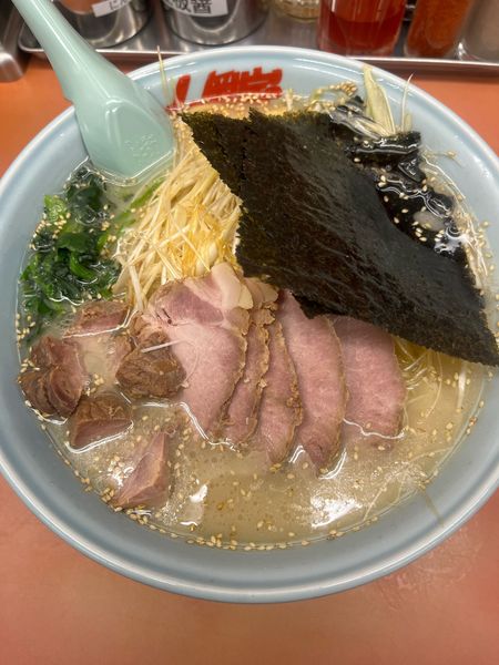 「塩ネギチャーシュー大盛(1240円)+コロチャー(JAF会員)」@ラーメン山岡家 熊谷店の写真