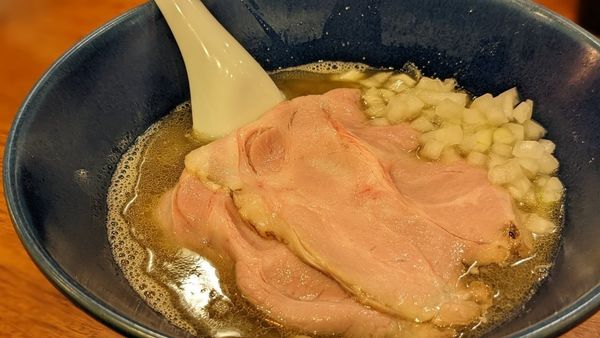 「煮干し蕎麦＋黒酢和え玉（850円＋250円）」@麺処 にぼし香 横浜店の写真