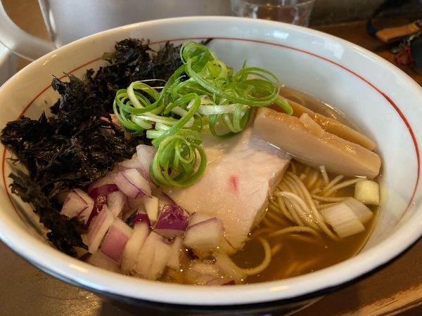 「つくば鶏と牡蠣出汁の醤油そば+刻み玉葱、バラ海苔」@中華蕎麦 志の写真
