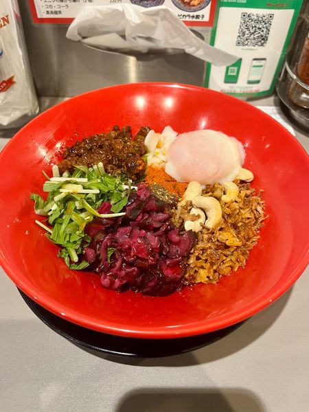 「汁なし坦々麺中辛＋温玉 台湾唐揚げ」@KOBE ENISHI 五反田店の写真