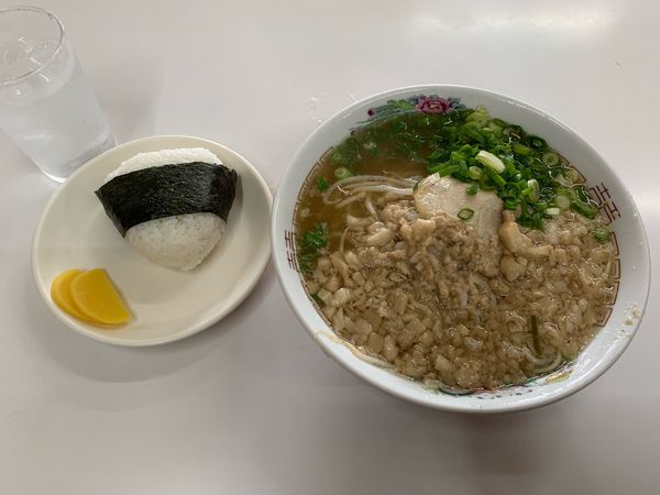 「中華そば脂多い＋おむすび１つ」@寿栄広食堂の写真