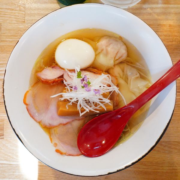 「【平日限定】(松)煮干中華そば＋具材の盛り合わせ＋ビール」@自家製麺 くろ松の写真