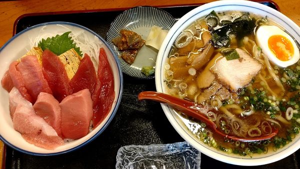 「本マグロ丼＋らーめん(煮干し香る自家製醤油らーめん)1800」@マグロ食堂 いさまる屋の写真