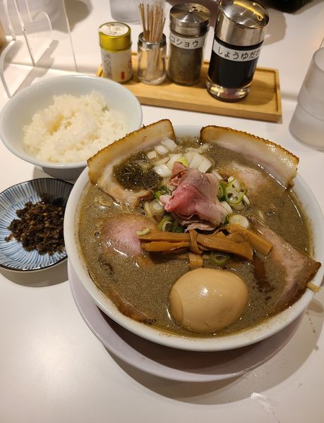 「濃口特製煮干そば+ご飯」@中華そば ひらこ屋 東京ラーメンストリート店の写真