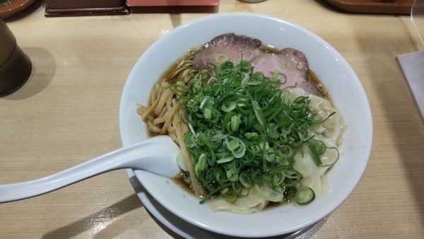「醤油ワンタン麺」@京都ラーメン 森井 飯田橋店の写真