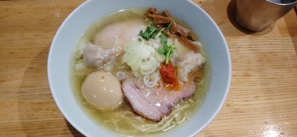 「MIXワンタン煮玉子塩そば(平打ち麺)」@地球の中華そばの写真