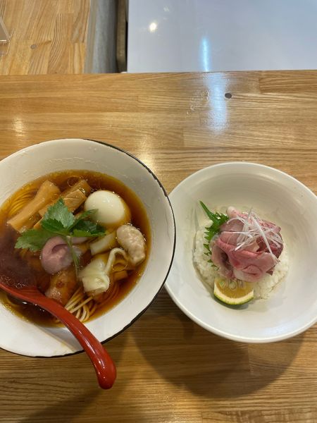 「特性全部のせ　肉ご飯」@自家製麺 くろ松の写真