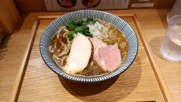 「煮干しラーメン８８０円大盛無料」@ふく流らーめん 轍 東京高田馬場本店の写真