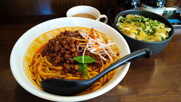 「限定/海老辛ミート+中盛り+ネギめし」@ラーメン 大山家 昭島店の写真