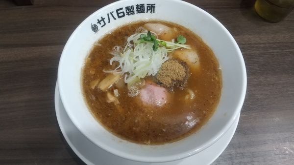 「サバ豚骨ラーメン830円→600円（6のつく日はサービスデー」@サバ6製麺所 中目黒店の写真