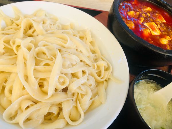 「石鍋麻婆豆腐刀削麺 800円 大盛 100円」@餃子酒坊 平井店の写真
