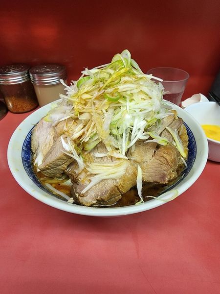 「小豚汁なし  つけ味  ネギ  生たまご」@ラーメン二郎 桜台駅前店の写真