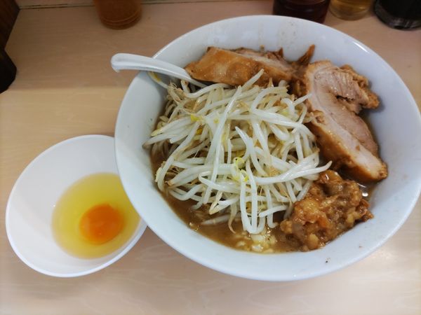 「ラーメン（麺少なめ）・野菜少なめ+生玉子」@自家製ラーメン 大者の写真