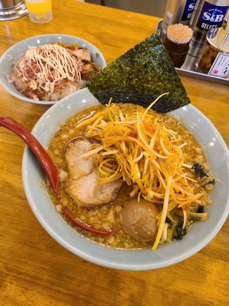 「辛ネギラーメン(味噌変更)+味玉+ニャンコ飯」@ラーショ マルミャー 大泉学園店の写真