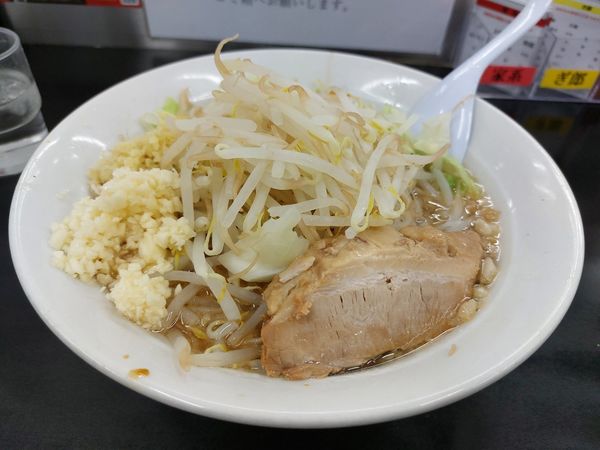 「ぎ郎  平打ち  ニンニク  しょうが  950円」@らーめん ぎょうてん屋 町田店の写真