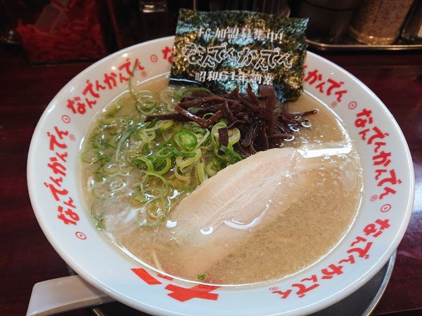 「豚骨ラーメン（８２０円）」@なんでんかんでん 西新宿店の写真