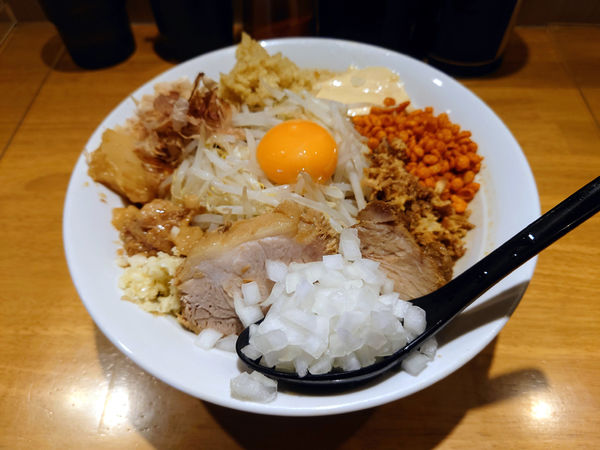 「まぜそば(小)+たまねぎ+しょうが」@麺屋 神工の写真