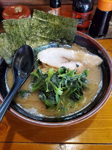 「醤油豚骨ラーメン（並）半ライスサービス」@介一家 鶴見店の写真