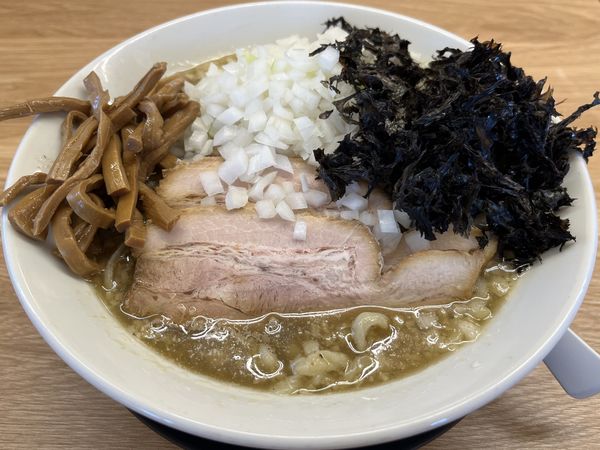 「背脂煮干らー麺（大盛）メンマ、玉ねぎ、黒ばらのり」@麺屋 つるるの写真