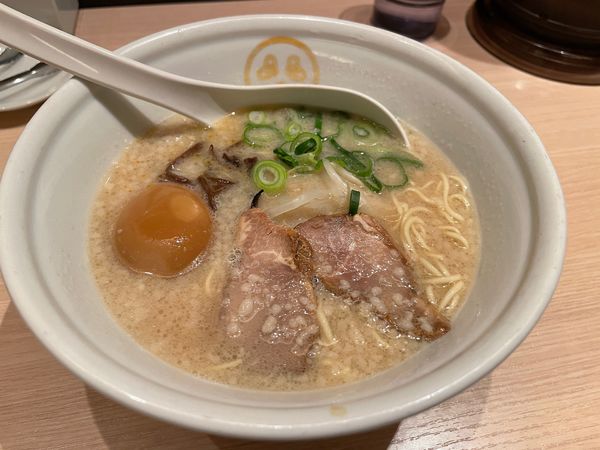 「豚骨味玉」@TOKYO 豚骨 BASE MADE by 博多一風堂 ecute品川サウス店の写真