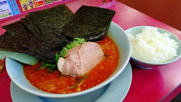 「辛味噌ネギラーメン(激辛）＋小ライス&クーポンノリ」@ラーメン山岡家 小山田間店の写真