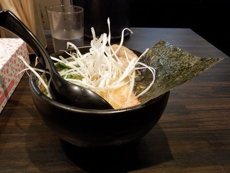 「豚骨塩ラーメン　半らぁ麺」@らぁ麺酒場 月光（華麺）の写真