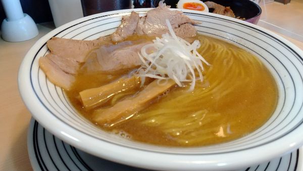 「#超煮干らぁめん #900円 #チャーシュー丼  #370円」@煮干しらぁめん 猫トラ亭の写真