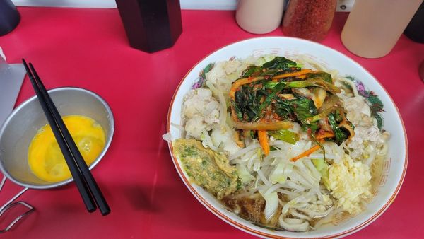 「ラーメン小　ニラキムチ　生卵　焼青唐味噌　1,100円」@ラーメン二郎 湘南藤沢店の写真