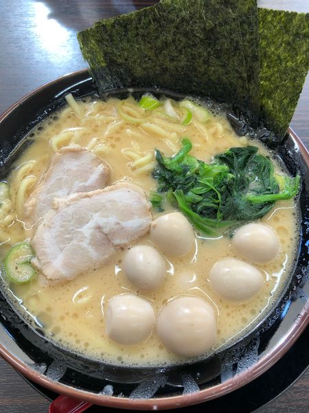 「ラーメンとうずらのトッピング追加」@横浜家系ラーメン 逗子家 三浦海岸店の写真