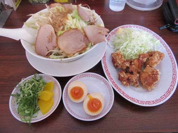 「限定　にんにく背脂醤油ラーメン（９３５円）＋味玉＋唐揚げ」@ラーメン魁力屋 土浦店の写真