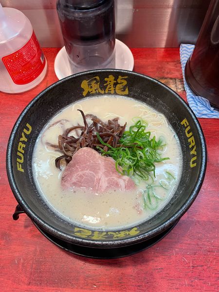 「とんこつラーメン(750円)」@とんこつラーメン 博多風龍 渋谷店の写真